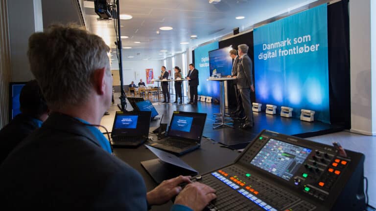 Når Erhvervsministeriet afholder pressemøder, er mødestedet ofte en virksomhed. Det var også tilfældet, da Digitalt Vækstpanel holdt pressemøde og Dansk Metal lagde hus til.
